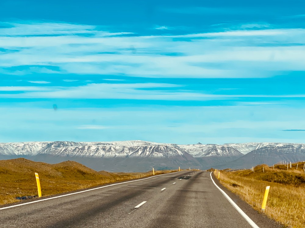 Carretera al norte de Islandia vacía: @azaharaenislandia